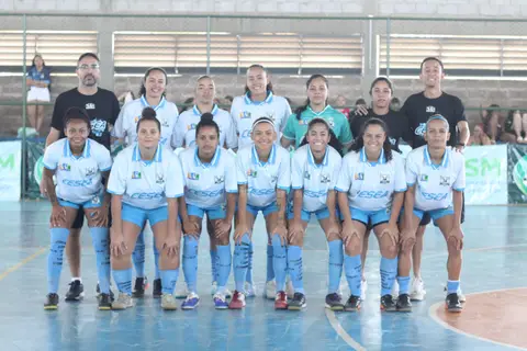 Time de futsal feminino posado na quadra durante a 2ª edição do Torneio Folha