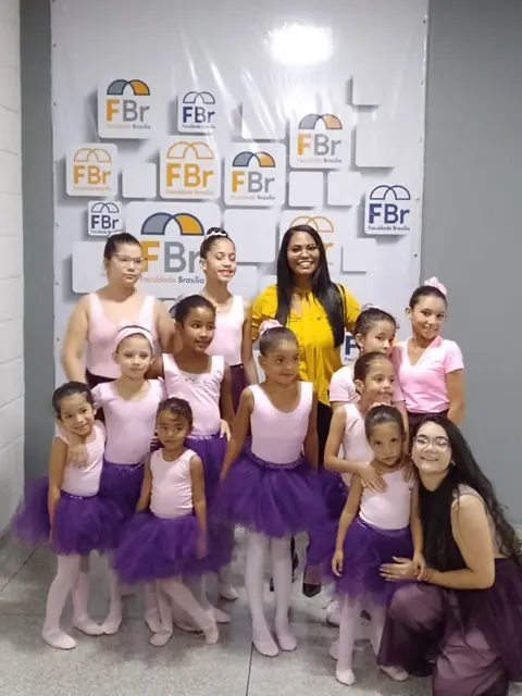 Bailarinas do ICSM de collant rosa e saia lilás posando com a professora