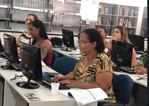 Alunas do curso de informática do ICSM no laboratório de computadores