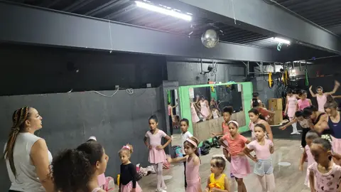 Bailarinas do ICSM recebem agendas doadas, foto 2