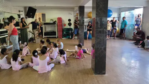 Bailarinas do ICSM recebem agendas doadas, foto 3