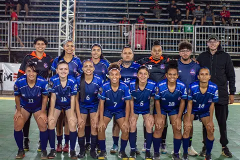 Time do Real Ville, futsal feminino do ICSM, posado em quadra com a comissão técnica