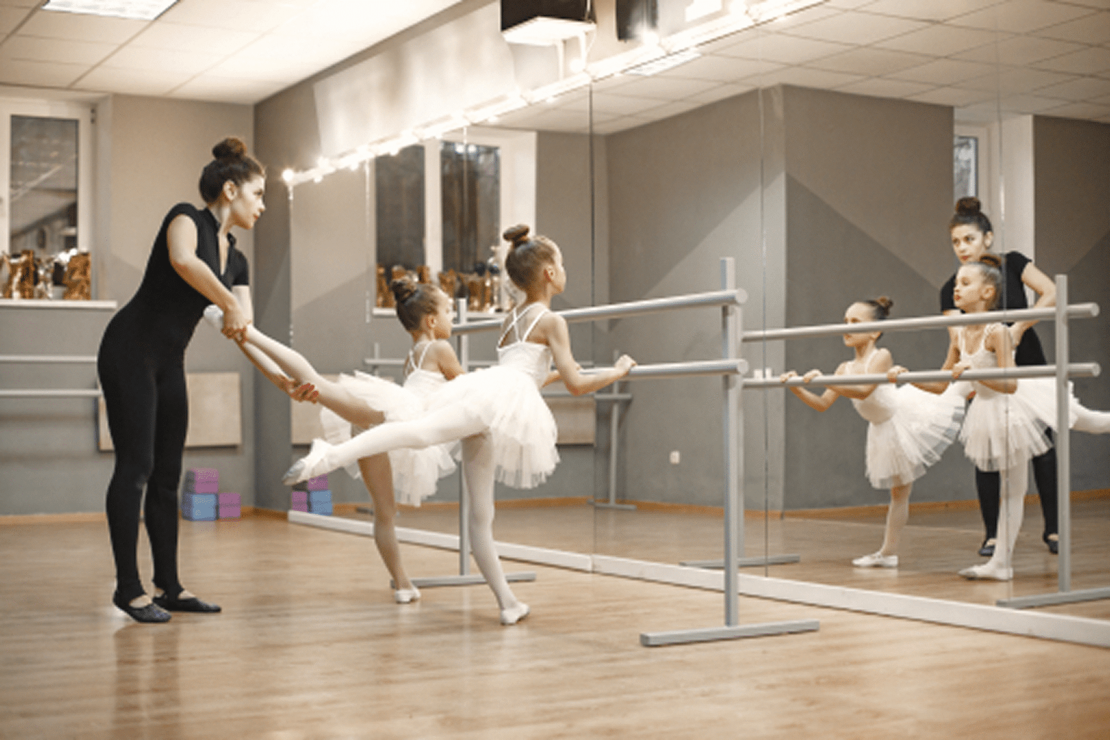 lindas-bailarinas-en-traje-de-ballet-rosa-ninos-con-zapatillas-de-punta-bailan-en-la-habitacion-nino-en-clase-de-baile-con-maestra 1
